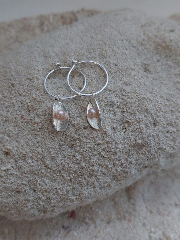 Boucles d'oreilles l'Ova sur anneaux – Image 2