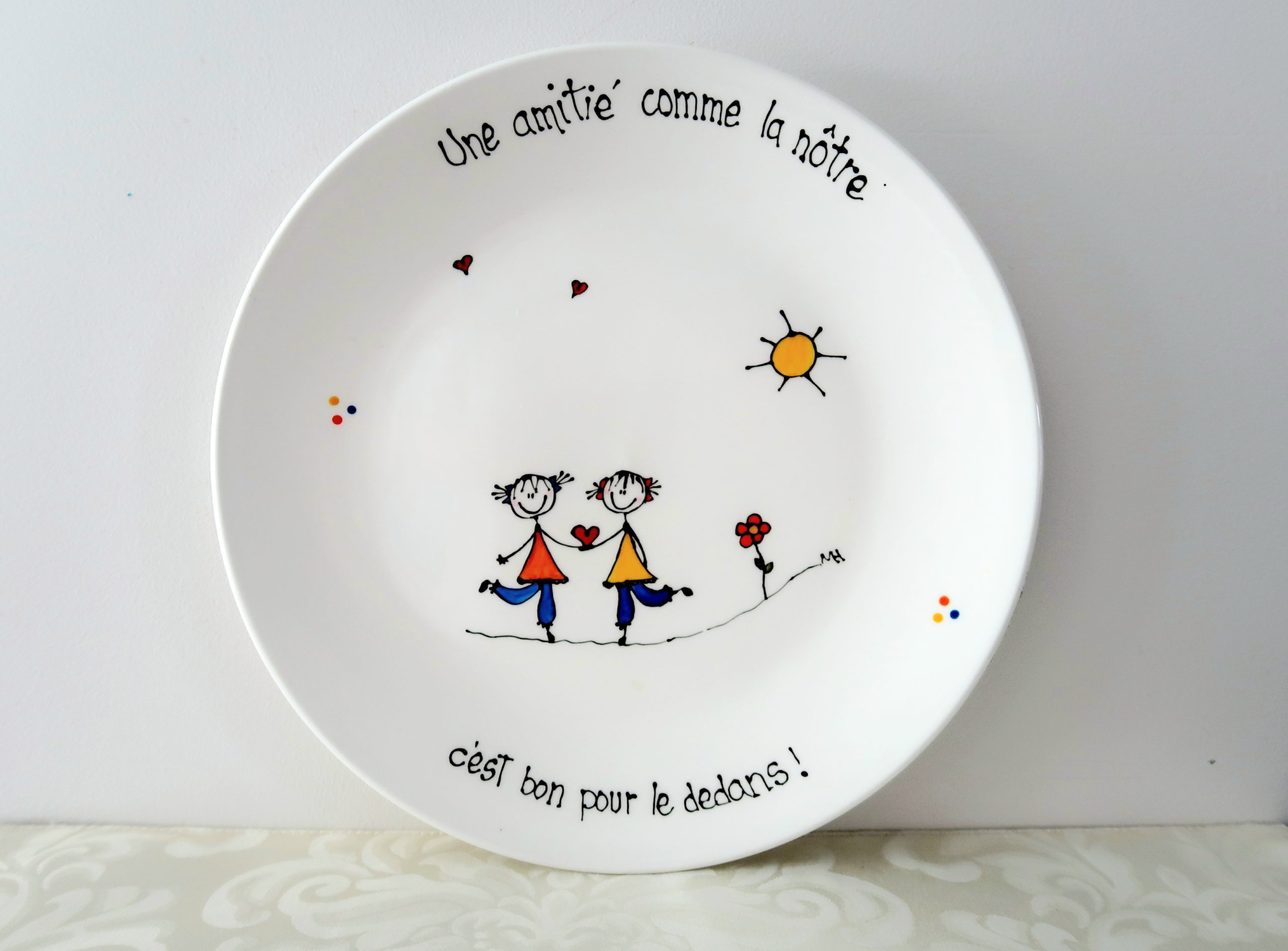 Il est possible d'utiliser mes assiettes pour manger ou y déposer des bouchées. Vigilance est de mise si vous coupez des aliments au risque d'abimer l'illustration. (Va au four micro-ondes- Éviter le lave-vaisselle)